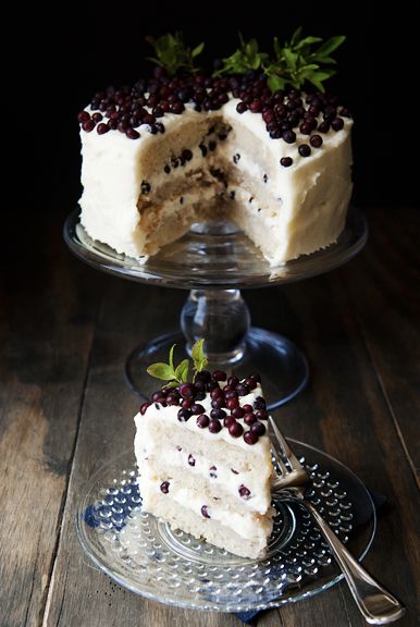 Huckleberry Wedding Cake, Huckleberry Cake, Huckleberry Desserts, Chantilly Cakes, Chantilly Cake Recipe, Huckleberry Recipes, Chantilly Cake, Torte Cupcake, Backpacking Trip