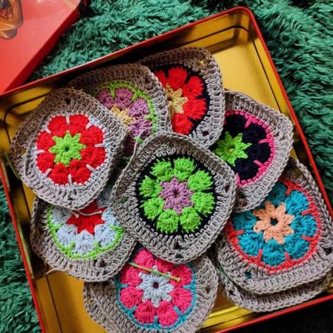 African Flowers, Granny Squares, Crochet Granny, Granny Square, Crochet Blanket, Crochet Earrings, Square, Crochet