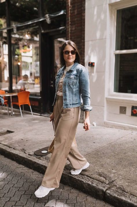 Outfit Ideas Trousers, Trouser Pants Outfits, Wide Leg Trousers Outfit, Jaket Denim, Looks Jeans, Look Jean, Trouser Outfit, Outfit Primavera, Beige Outfit