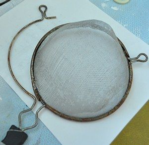 How To Make A Wire Strainer Shoo Fly Cloche | Just Vintage Home Strainer Crafts, Vintage Tutorial, Wire Cloche, Cloche Ideas, Chicken Wire Crafts, Cloche Decor, Shoo Fly, Prim Decor, Casa Vintage