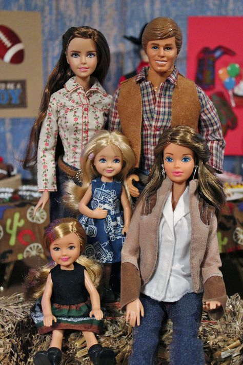 https://flic.kr/p/hK9WD2 | Family portrait (7/9) | Long-time residents of my collection, Jeffrey the guest of honor and his wife Chrissy with their children of various ages.    Chrissy is a Dream Date PJ who received a reroot by Elizabeth1986. Barbie Restoration, Barbie Happy Family, Ken Barbie, Barbie Kids, Barbies Pics, Chelsea Doll, Barbie Diorama, Barbie Family, Dream Date