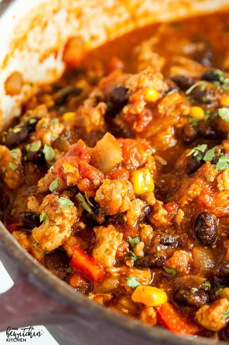 Clean Eating Chicken Chili - this hearty and healthy chili recipe is lightened up with ground chicken and is 21 day fix approved. Old Fashioned Chili Recipe, Ground Chicken Chili, Ground Chicken Recipes Healthy, Chili Recipe Healthy, Healthy Chili, Whole30 Chicken, Clean Eating Chicken, Cheap Clean Eating, Ground Chicken Recipes