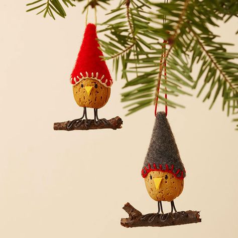 These adorable bird ornamets are made from almonds and felt. Learn how to make them: http://www.bhg.com/christmas/ornaments/make-an-almond-bird-christmas-ornament/?socsrc=bhgpin092412almondornaments Unusual Christmas Ornaments, Easy Christmas Ornaments, Bird Christmas Ornaments, Diy Christmas Ornaments Easy, Bird Christmas, Ornaments Homemade, Easy Christmas Decorations, Holiday Crafts Christmas, Bird Ornaments