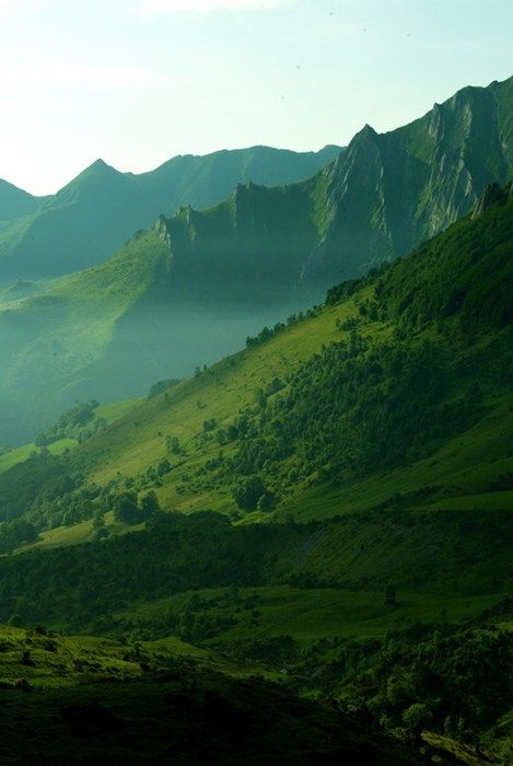 Green Hill Zone Matka Natura, Green Valley, Green Mountain, Pretty Places, Green Aesthetic, Amazing Nature, Belle Photo, Beautiful World, Beautiful Landscapes