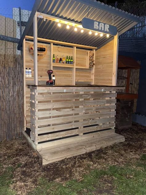 Outdoor Pallet Projects, Small Booth, Outdoor Restaurant Design, Pallet Bar, Backyard Bar, Home Bar Designs, Outdoor Restaurant, Home Bar, Pallet Projects