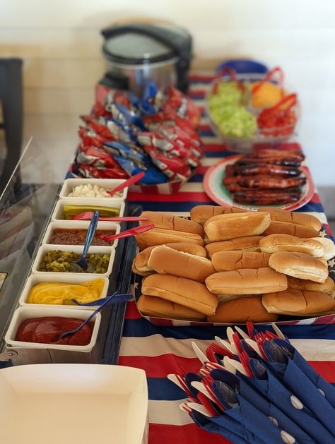 American Food For Party, 4th Of July Hot Dog Bar, 4th Of July Party Food Bbq, 4th Of July Food Bbq Party Ideas Grill, Murica Party, July 4th Pool Party, Patriotic Party Food, Sandlot Party, Hamburger Bar