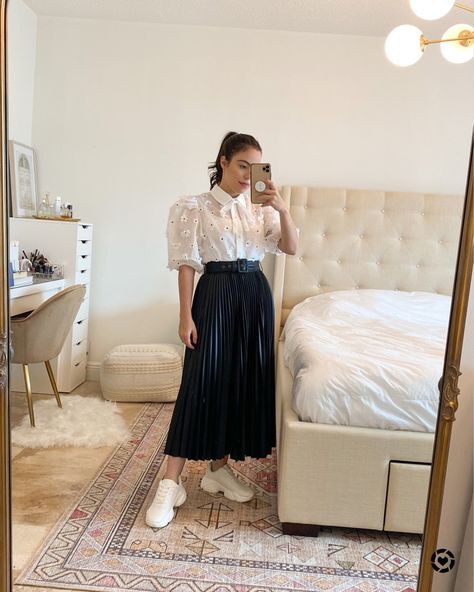 Skirt And Blouse Casual, Pleated Skirt And Top Outfit, White Top With Skirt Outfit, White Top Skirt Outfit, Western Skirt And Top Outfit, Modern Skirt And Top, Puffy Sleeves Top Outfit, Skirt And Top Western, Skirt Top Western Outfit