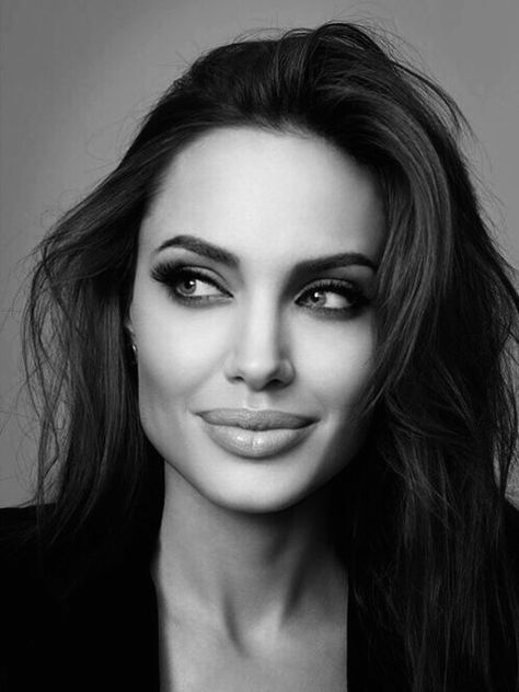 Angelina Jolie Photos, Headshot Poses, Headshots Women, Studio Portrait Photography, Portrait Photography Women, Photographie Portrait Inspiration, Self Portrait Photography, Business Portrait, Face Photography