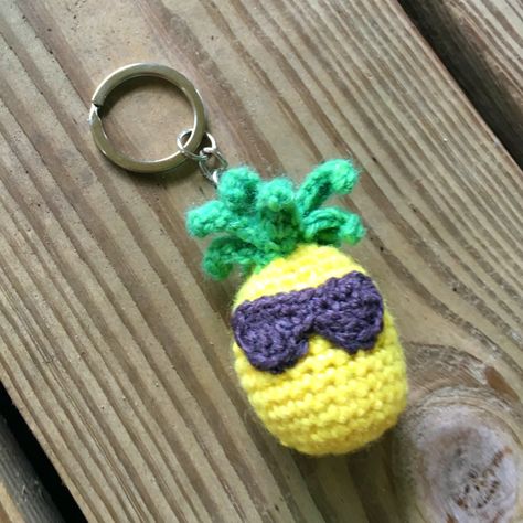 Chillin’ Pineapple Bobble – Free Crochet Pattern – Make It Sew Crochet Crocheted Keychains, Crochet Heart Keychain, Keychain Patterns, Pillow Covers Pattern, Single Crochet Decrease, Crochet Table Runner Pattern, Crochet Pig, Crochet Pillow Cover, Christmas Craft Fair