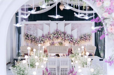 Dekor Wedding Pelaminan, Dekor Pelaminan, Engagement Stage Decoration, Nikah Decor, Wedding Tools, Wedding Stage Backdrop, Wedding Background Decoration, Wedding Backdrop Design, Wedding Backdrop Decorations