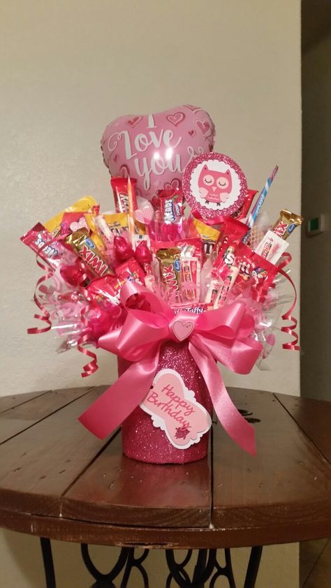 Birthday candy bouquet Valentine Bouquet Ideas Flowers Diy, Valentine Candy Bouquet Ideas, Valentine’s Day Bouquet For Him, Bouquet For Valentines Day, Gift Basket Bouquet, Valentines Day Candy Bouquet, Kid Bouquet Ideas, Valentine Candy Bouquet, Valentines Bouquet For Him