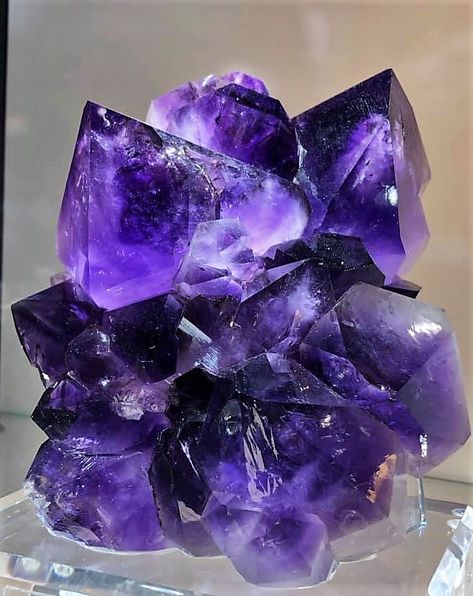 Amathis Stone, Purple Stones Crystals, Dark Purple Crystals, Beautiful Tropical Fish, Diamond Wallpaper, Crystal Guide, Purple Gems, Amethyst Healing, Georgia Usa