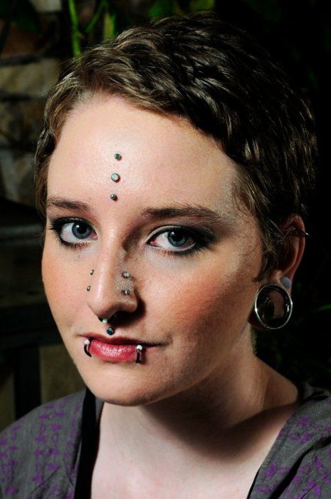 love the three forehead dermals Forehead Dermal, Dermal Implants, Piercings Septum, Philtrum Piercing, Medusa Piercing, Cool Piercings, Facial Piercings, Dermal Piercing, Body Adornment