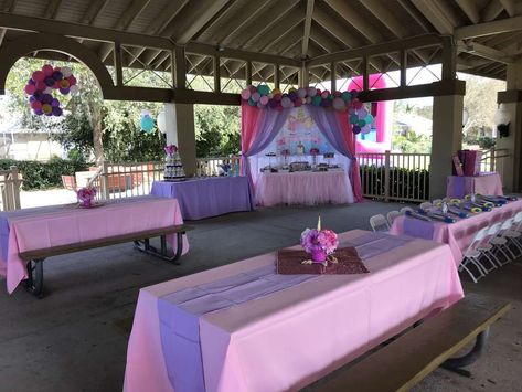 Aria's Unicorn 4th Birthday party | CatchMyParty.com Unicorns Birthday Party, Party Ideas For Girls, Birthday Party At Park, Princesa Sophia, Unicorn Birthday Party Decorations, Unicorn Themed Birthday Party, Outdoors Birthday Party, Park Birthday, Outdoor Birthday