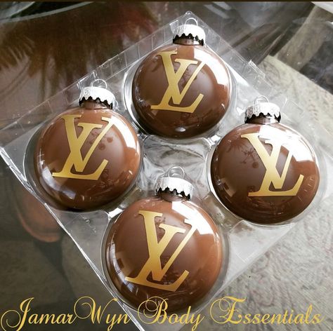 Louis Vuitton Christmas Tree, Louis Vuitton Christmas, Lux Christmas, Diy Bling, Selling Ideas, Cricut Christmas Ideas, Bling Ideas, Cricut Supplies, Xmas Baubles