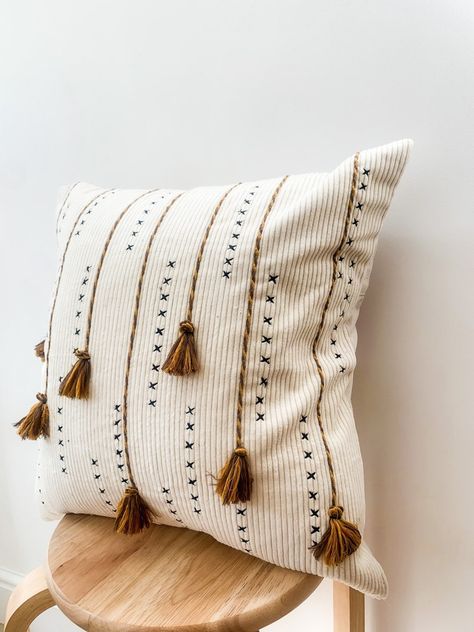 Beige Bohemian Cushion Cover Beige Throe Pillow Black - Etsy Brasil Embroidered Pillows, Star Cushion, White Pillow Covers, Boho Room Decor, Beige Boho, Boho Cushions, Beige Cushions, Tufted Cushion, Bohemian Interior