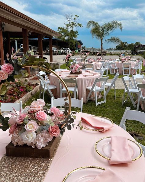 15 Quinceanera Centerpieces, Quinceanera Floral Centerpieces, Table Setting For Quinceanera, Pink Flowers Quince Theme, Butterfly 15 Theme Pink, Quince Outdoor Decorations, Quince Decorations Outside, Quincenera Tables Set Up, Light Pink Decorations For Quince