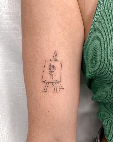 Artsy Line Tattoo, Easel Tattoo Ideas, Fine Line Paint Brush Tattoo, Cute Detailed Tattoos, Fineline Tattoo Patchwork, Art Easel Tattoo, Tattoo Ideas Artsy, Cool Linework Tattoos, Minimalist Tattoo For Artist