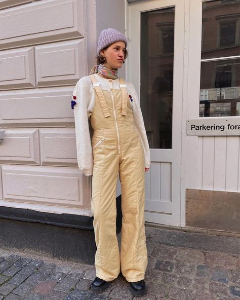 JULIE BLICHFELD on Instagram: “🌞☕️💋😄 om my mind” Julie Blichfeld, Winter Wonder, My Mind, Khaki Pants, Overalls, Normcore, Wonder Woman, Mindfulness, Wonder