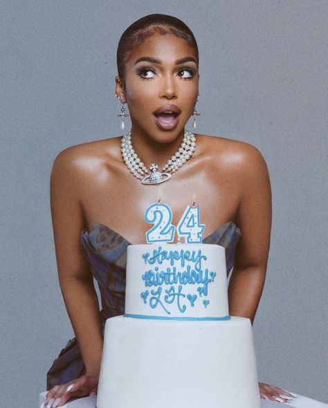 25th Bday, Cake Photoshoot, Birthday Vibes, 21st Birthday Photoshoot, Birthday Pics, Cute Birthday Pictures, Creative Photoshoot, Lori Harvey, Studio Photography Poses