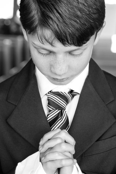 First communion pictures in black and white. First Communion Photoshoot Boys, First Communion Pictures, Communion Photoshoot, Communion Pictures, Communion Photos, First Communion Boy, Boys First Communion, Children Praying, Romantic Hairstyles