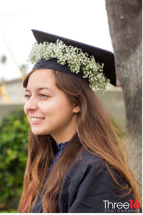 grad cap babies breath Graduation Cap With Flowers, Graduation Cap Flowers, White Florals Wedding, Pink Peony Centerpiece, Teacher Graduation Cap, Flower Graduation Cap, Flower Graduation, Lily Bridal Bouquet, Graduation Images