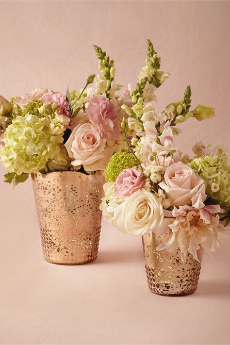 Gorgeous with cream colored flowers and the green - maybe not as much additional color. Rose Gold Wedding Flowers, Rose Gold Centerpiece, Gold Wedding Centerpieces, Gold Wedding Flowers, Vase Ideas, Rose Gold And Gold, Gold Centerpieces, Rose Gold Flower, Gold Vases