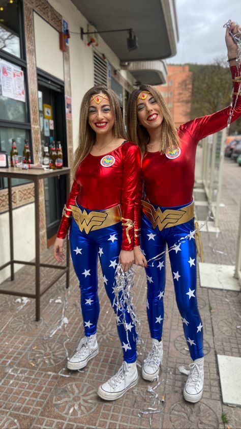 #costume #wonderwomancostume #diy #ideas #twin #carnaval #friendshipgoals Diy Wonder Woman Costume Adult, Wonder Woman Diy Costume, Wonder Woman Costume Girl, Wonder Woman Costume Diy, Superwoman Costume, Ideas Carnaval, Diy Superhero Costume, Purim Costumes, Diy Costumes Women