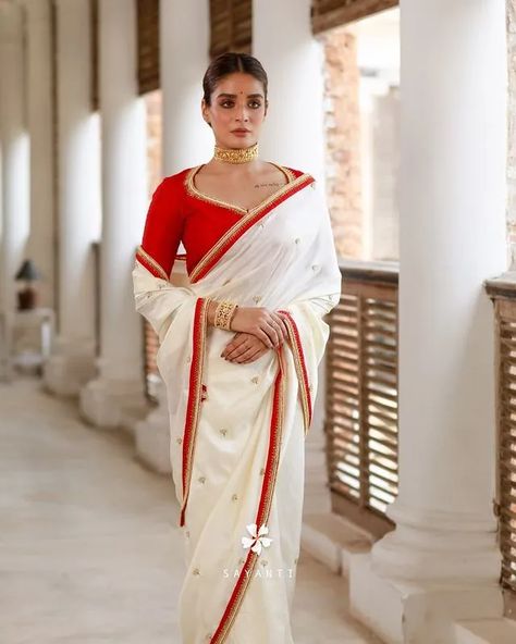 Trending Bengali Bridal Saree Designs For A Surreal Bridal Look White Saree Red Border Bengali, White Saree Red Border, Bengali Bridal Saree, Bengali Bridal Look, Bengali Wedding Dress, Bridal Saree Designs, Indian Cocktail Dress, White Saree Blouse, Red And White Saree