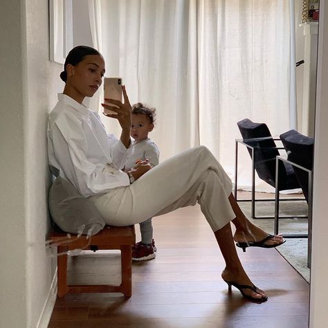 woman of many names (@lastnamebase) • Instagram-foto's en -video's Brittany Xavier, Cindy Crawford, Professional Women, Casual Street Style, Street Style Outfit, Versatile Style, Maternity Fashion, Minimalist Style, Minimal Fashion