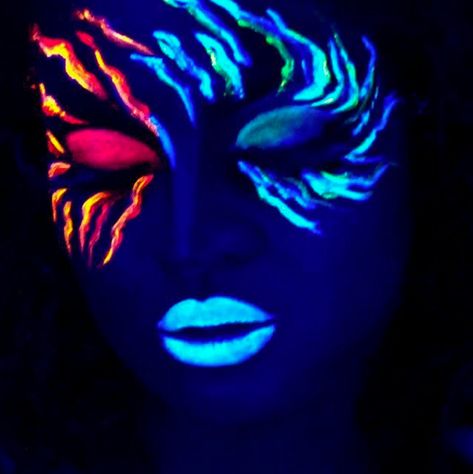 Pintura Facial Neon, Black Light Painting, Black Light Makeup, Make Up Atelier Paris, Neon Face Paint, Uv Makeup, Photographie Art Corps, Dark Makeup Looks, Glow Paint