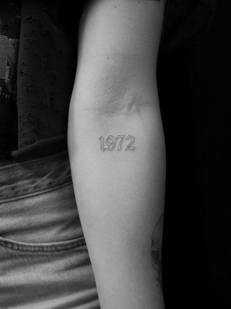 1972 black outline tattoo Tumblr Tattoo, Number Tattoo Fonts, Font Tato, Old English Style, Tato Tradisional, Roman Numeral Tattoos, Date Tattoos, Number Tattoo, Number Tattoos