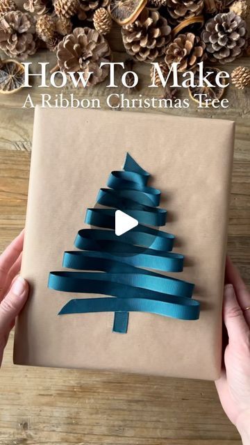 Christmas Tree Wrapping Ideas, Wrapping Xmas Presents, Diy Gift Toppers Christmas, Ribbon On Presents, Tape Christmas Tree, Ribbon Wrapping, Xmas Wrapping, Ribbon Tree, Gifts Wrapping