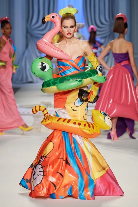 Moschino Spring 2023 Ready-to-Wear Fashion Show | Vogue Moschino Aesthetic, Jeremy Scott Moschino, Moschino Runway, Kitsch Fashion, Pop Art Fashion, Spring 2023 Ready To Wear, University Style, 2023 Ready To Wear, Textiles Fashion