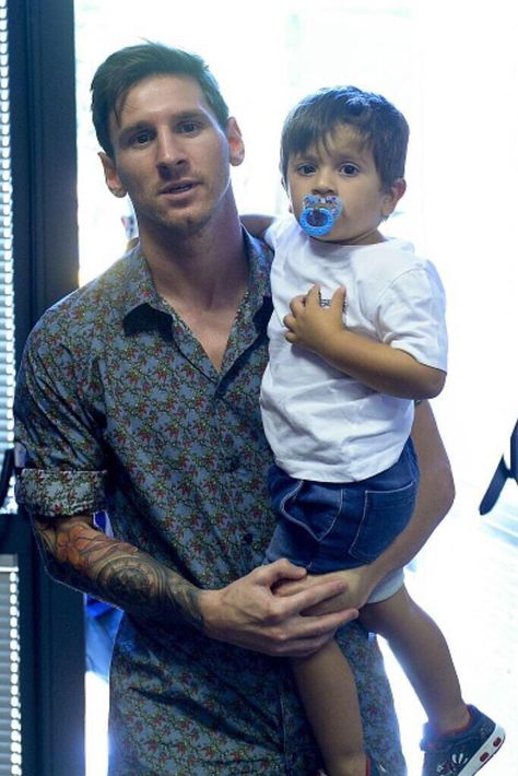 Messi and son Thiago Lionel Messi Instagram, Lionel Messi Wife, Lio Messi, Alex Morgan Soccer, Lionel Messi Barcelona, Messi Soccer, Soccer Girl Problems, Ronaldo Real Madrid, Ronaldo Real