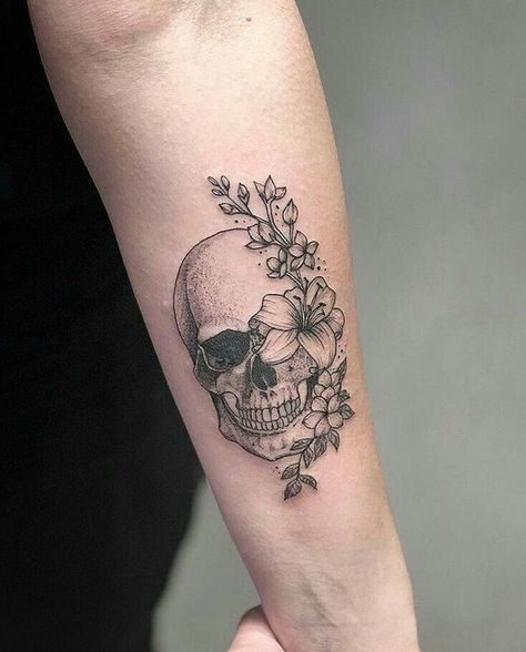 Tattoo Crane, Skull Tattoo Flowers, Skull And Flowers, Dibujos Tattoo, Planet Tattoos, Beautiful Flower Tattoos, Cat Tattoos, Initial Tattoo, Tiny Tattoo