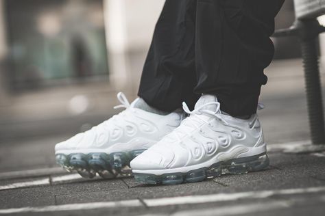 On-Foot: Nike Air Vapormax Plus "White" - EUKicks.com Sneaker Magazine White Vapormax Outfit, White Outfit Men, Nike Vapormax Plus, Nike Air Max 98, Air Vapormax Plus, Vapor Max, Nike Air Vapormax Plus, Nike Vapormax, Sneaker Magazine