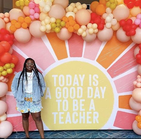 Teacher Appreciation Week Balloon Arch, Teacher Appreciation Photo Booth, Meet The Teacher Backdrop, Back To School Balloon Arch Ideas, Back To School Balloon Arch, Pto Membership, Back To School Backdrop, Teacher Appreciation Luncheon, 2024 Classroom