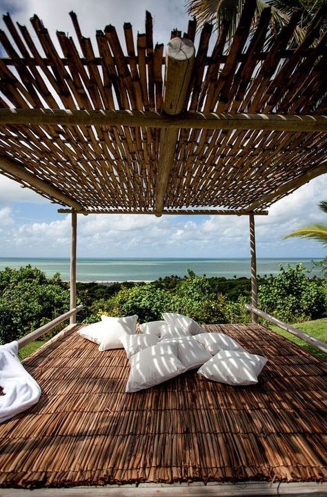 regardsetmaisons: 10 idées à piquer aux clubs de plage pour aménager sa terrasse pour l'été Beach Teepee, Roof Ceiling, Fire Pit Cover, Patio Roof, Pergola Designs, Zen Garden, Software Design, Beach Club, Tulum