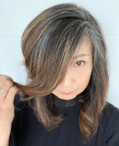 Transitioning to Gray Hair 101, NEW Ways to Go Gray in 2020 - Hair Adviser Hair Going Grey, Brown Hair Going Grey, Transitioning To Gray Hair, Natural White Hair, Red Scene Hair, Grey Hair Care, Grey Hair Transformation, Grey Hair Dye, Hair 101