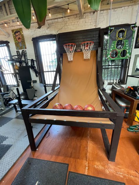 Handmade basketball arcade hand built by Alex Casado Mr.Unimpressed Diy Basketball Arcade Game, Home Arcade Room Ideas, Diy Arcade Games, Arcade Room In House, Gaming Man Cave, Basement Arcade, Arcade Games Diy, Basketball Arcade Game, Basketball Arcade