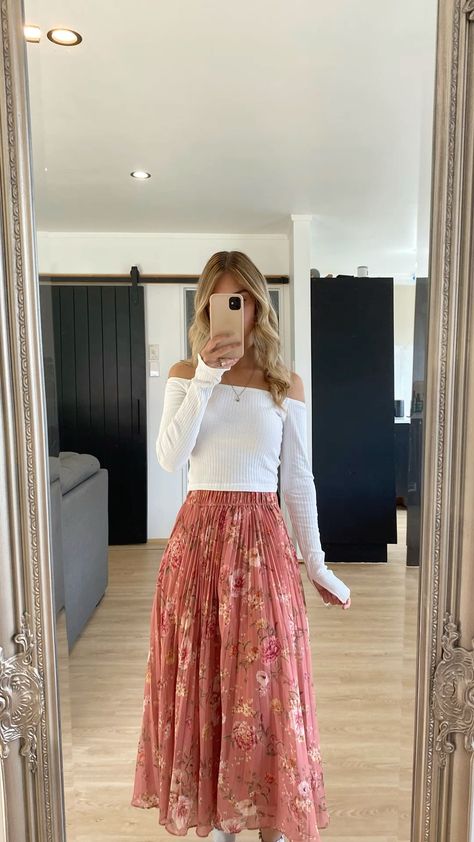 Flowy Skirt Summer Outfit, Spring Outfits Maxi Skirt, Long Floral Skirt Outfit Aesthetic, Hawaii Modest Outfits, Spring Outfits Floral, Maxi Skirt Outfit Summer Modest, White Floral Skirt Outfit, Spring Dressy Outfits, Maxi Skirt Outfit Modest