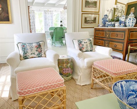 Coastal Grandmother and Her Kin: Translating Top Design Trends How To Clean Pillows, White Chair, Décor Diy, White Decor, Front Room, Room Inspo, Chinoiserie, Room Inspiration, Home Design