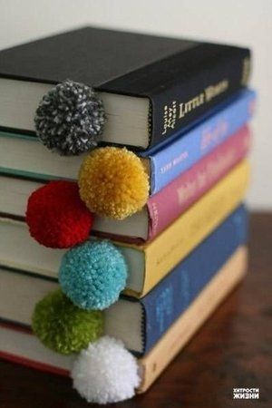 Las mejores ideas de separadores de libros que puedes hacer tú mismo Fun Diy Projects For Home, Pompon Diy, Hantverk Diy, Penanda Buku, Crafts For Teens To Make, Creative Bookmarks, Pom Pom Crafts, Yarn Diy, Jeans Diy