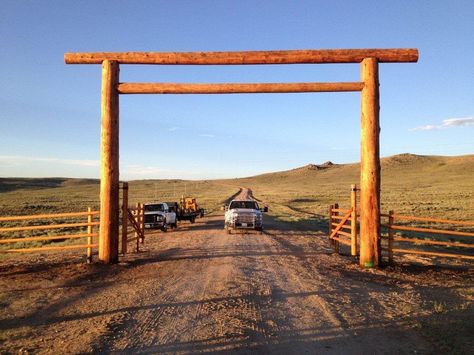 Metal Gates Entrance, Log Gate, Ranch Signs Entrance, Ranch Entrance Ideas, Ranch Entrance, Property Gates, Ranch Property, Entrance Signs, Driveway Sign