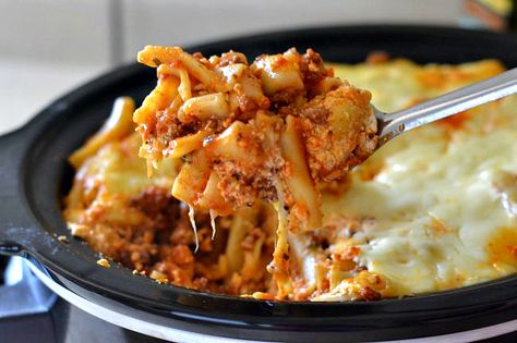 Easy Crock Pot Baked Ziti via flouronmyface.com Crock Pot Baked Ziti, Slow Cooker Baked Ziti, Pasta With Meat, Slow Cooker Pasta Recipes, Easy Baked Ziti, Slow Cooker Baking, Recipes Cheap, Baked Ziti Recipe, Large Family Meals