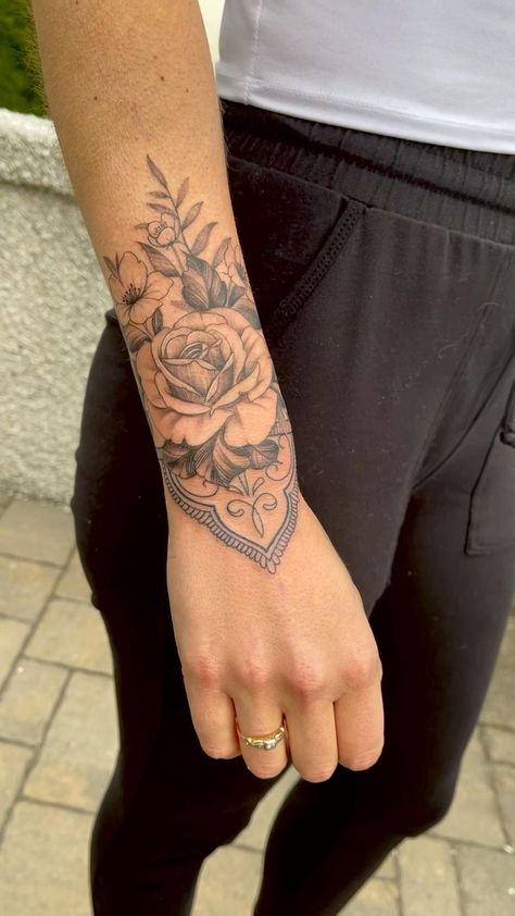 Tattoo Women Wrist, Women Wrist Tattoos, Tattoos For Women Forearm, Band Tattoos, Forearm Band Tattoos, Cool Wrist Tattoos, Girl Arm Tattoos, Cute Hand Tattoos, Tattoo Forearm