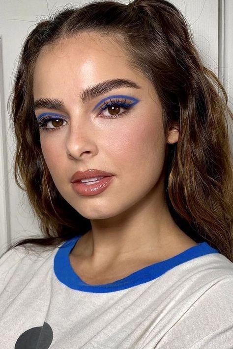 Blue Eyeliner Makeup, Blue Makeup Looks, Trending Nails, Retro Makeup, Simple Makeup Looks, Makijaż Smokey Eye, Nails Blue, Makeup Eye Looks, Edgy Makeup