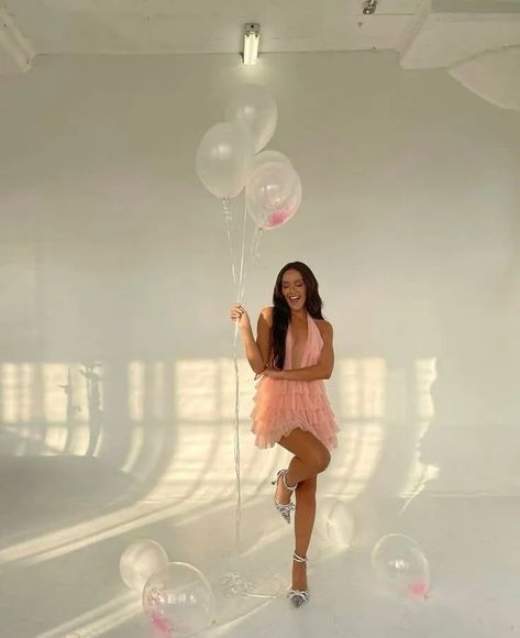 42 Birthday Photoshoot Outfit Ideas to Shake the Internet on Your Day Pink Couples Photoshoot, Birthday Shoot White Background, Birthday Photoshoot Ideas Balloons, Photoshoot Poses Black Women, Bday Pics Instagram, Birthday Photoshoot Outfits, Outdoor Birthday Photoshoot, Women Birthday Photoshoot, 25 Birthday Photoshoot