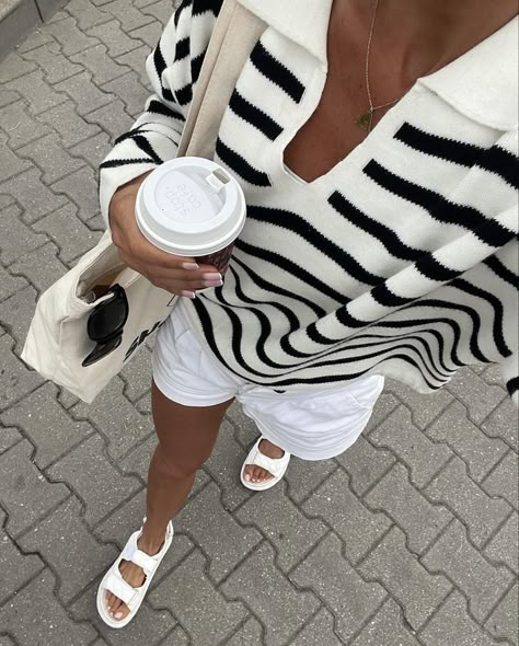 Mediterranean Summer Outfits, Cape Cod Outfit Summer, Scandi Summer Style, Southern California Style, Chic Travel Outfit, Chique Outfits, Old Money Style, Looks Street Style, Stockholm Fashion